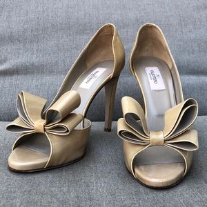 VALENTINO GARAVANI Platform Pump with Bow in a Nude Tan
